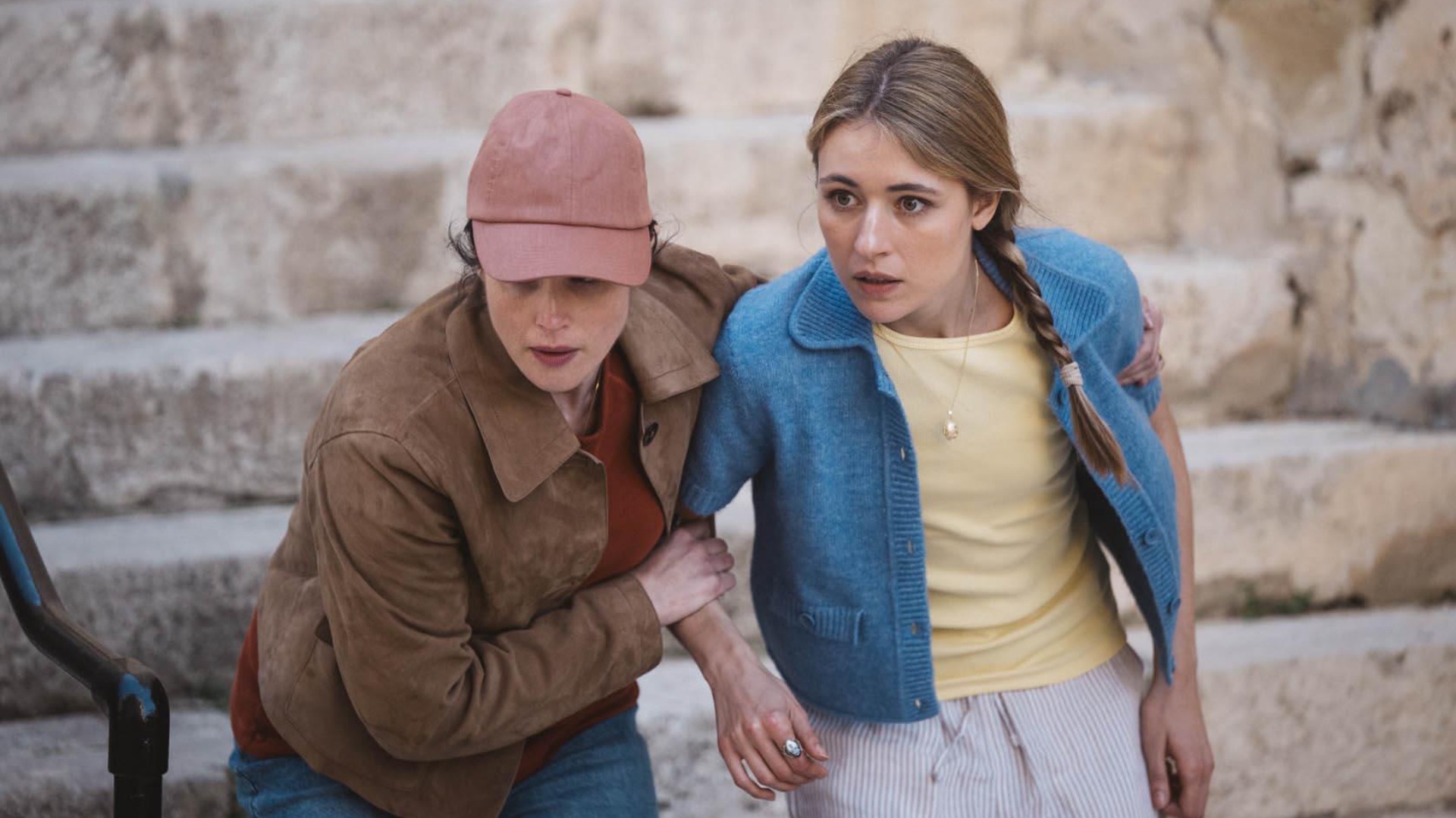 Kate [Gemma Arterton], Lena [Alma Prelec] in Secret Service