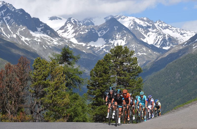 Sergio Henao and Geraint Thomas lead the GC group up the Rettenbachgletscher