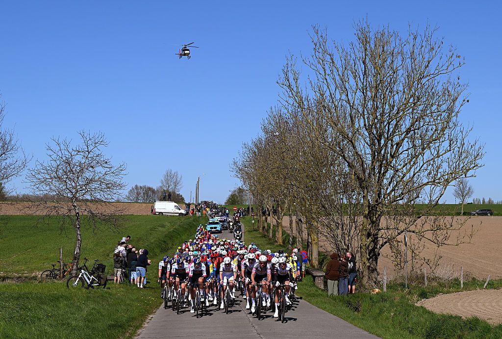 OUDENAARDE BELGIUM APRIL 06 A general view of the peloton competing while fans cheer during the 109th Ronde van Vlaanderen Tour des Flandres 2025 Mens Elite a 269km one day race from Bruges to Oudenaarde UCIWT on April 06 2025 in Oudenaarde Belgium Photo by Dario BelingheriGetty Images