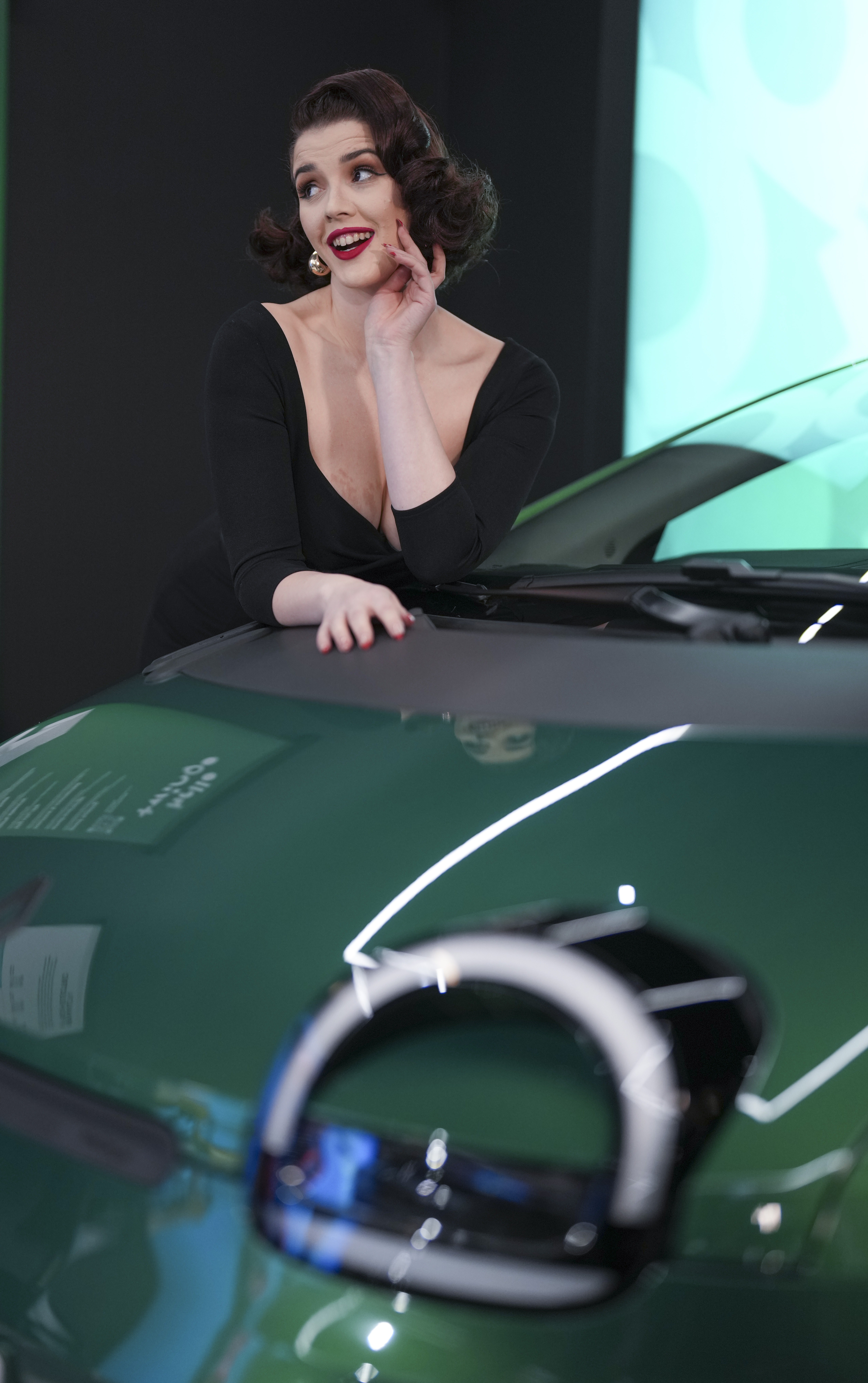 an image of internet personality Scarlet Luxe posing with the new Twingo car