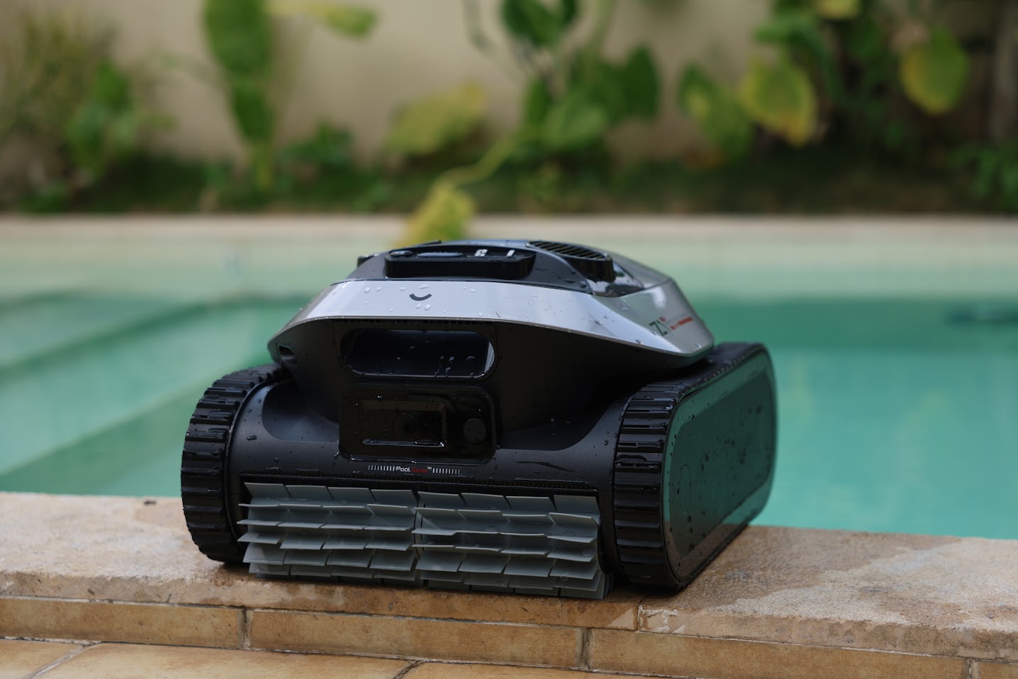 Images of the Dreame Z1 Pro robot pool cleaner