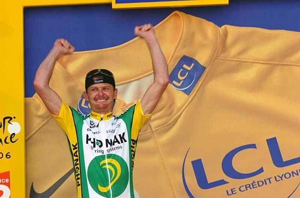 Floyd Landis (Phonak) salutes the crowd
