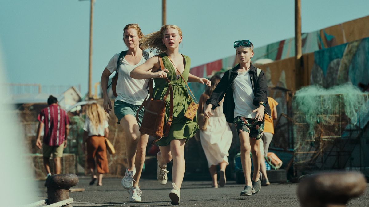 (L to R) Ingrid Bolsø Berdal as Jennifer, Alma Günther as Sara and Bernard Storm Lager as Tobias running in La Palma.