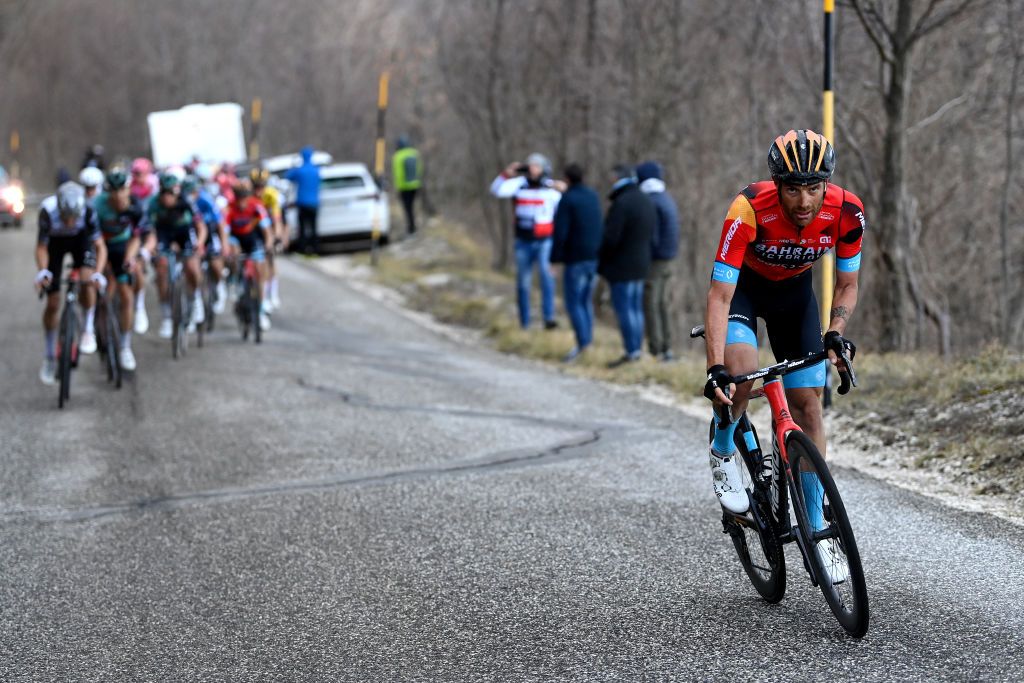 SARNANOSASSORETTO ITALY MARCH 10 Damiano Caruso of Italy and Team Bahrain Victorious attacks in the breakaway during the 58th TirrenoAdriatico 2023 Stage 5 a 1656km stage from Morro dOro to SarnanoSassotetto 1451m UCIWT TirrenoAdriatico on March 10 2023 in SarnanoSassotetto Italy Photo by Tim de WaeleGetty Images