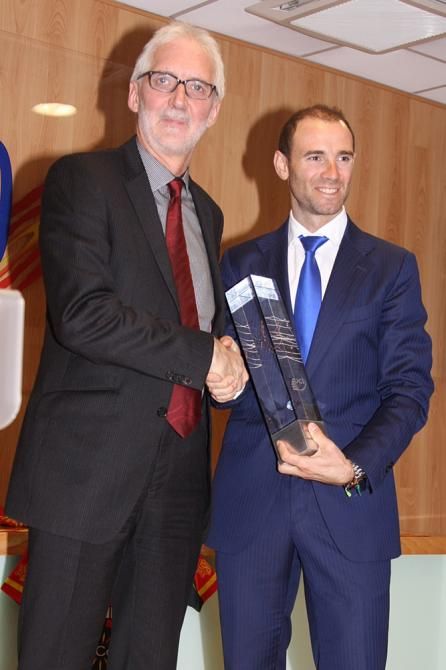 Brian Cookson presents Alejandro Valverde with his prize for the 2013 WorldTour