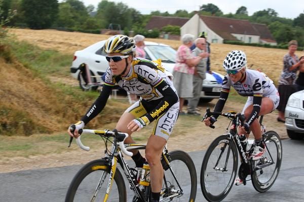 Adrie Visser helps Judith Arndt (HTC - Columbia Women) and Charlotte Becker (Cervelo Test Team) back to the break.