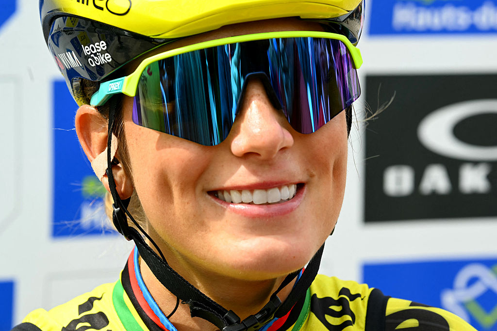 Equipe Visma - A francesa Lease a Bike Pauline Ferrand-Pr&vot Observe enquanto ela espera pelo início da sexta edição do clássico de ciclismo feminino Paris-Roubaix de um dia e 143,1 km entre Denain e Roubaix, norte da França, em 12 de abril de 2026. (Foto de NICOLAS TUCAT/AFP via Getty Images)