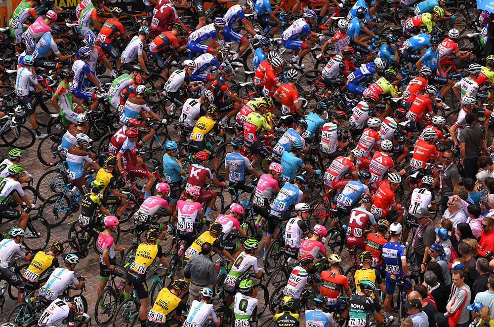 The peloton at the start of stage 17 at the Giro d'Italia