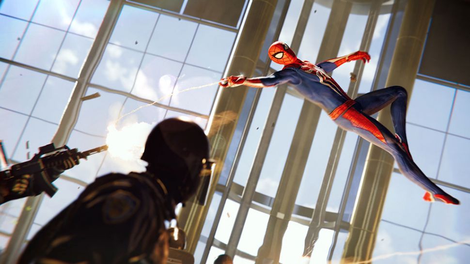 Marvel's Spider-Man Hämähäkkimies taistelussa kivääriviholliisia vastaan