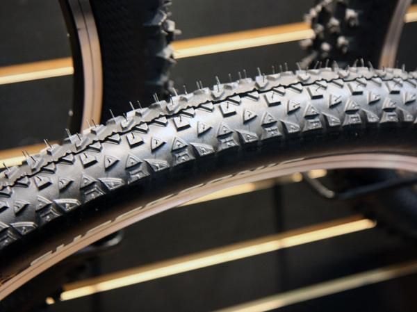 The Continental Race King is designed for all-out speed with short, tightly spaced knobs throughout.