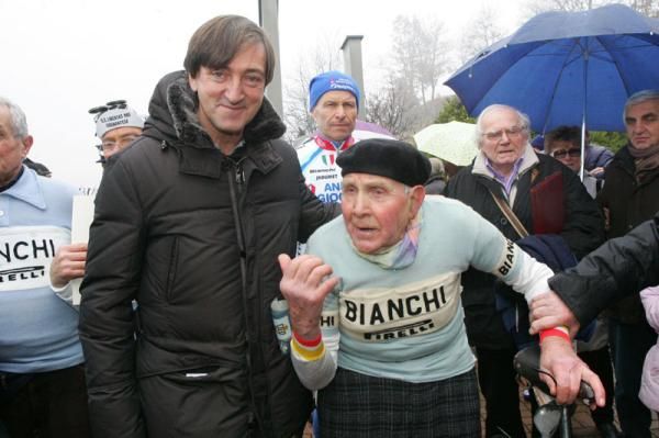 Valeriano Falsini (right) pays tribute to Coppi with Coppi's son Faustino