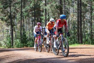 UCI Gravel World Championships 2026 elite men LIVE - Strong break continue to drag out their advantage