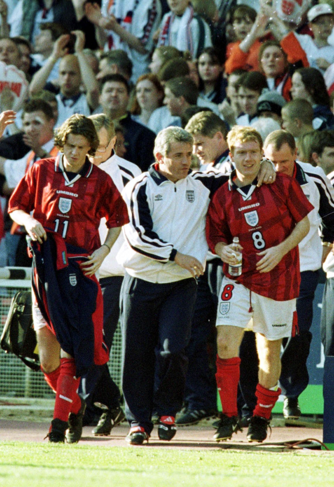 Keegan with arm around Scholes