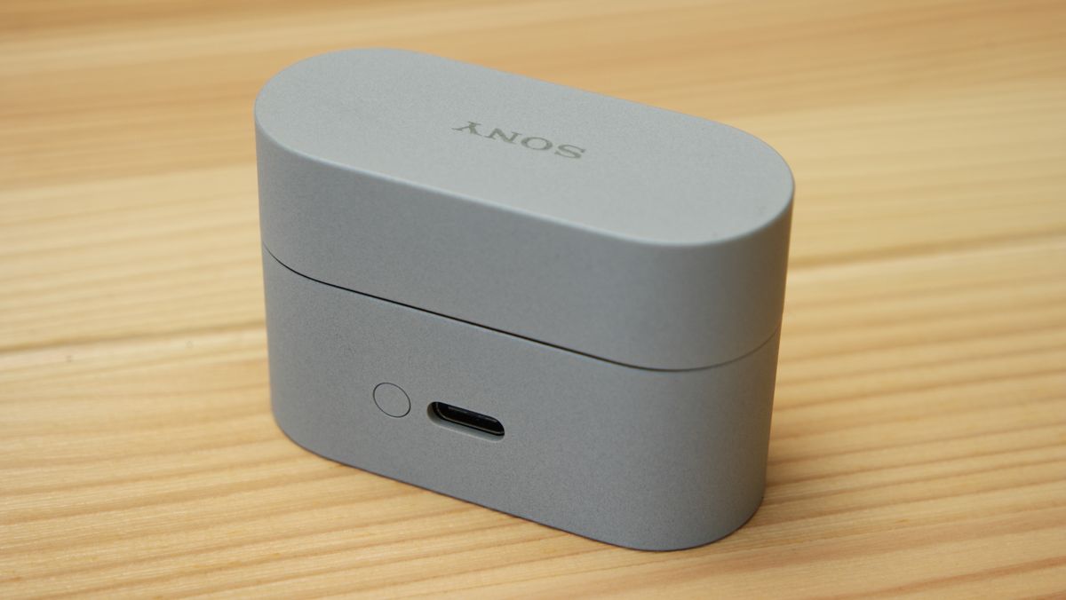 Sony WF-1000XM6 case, closed