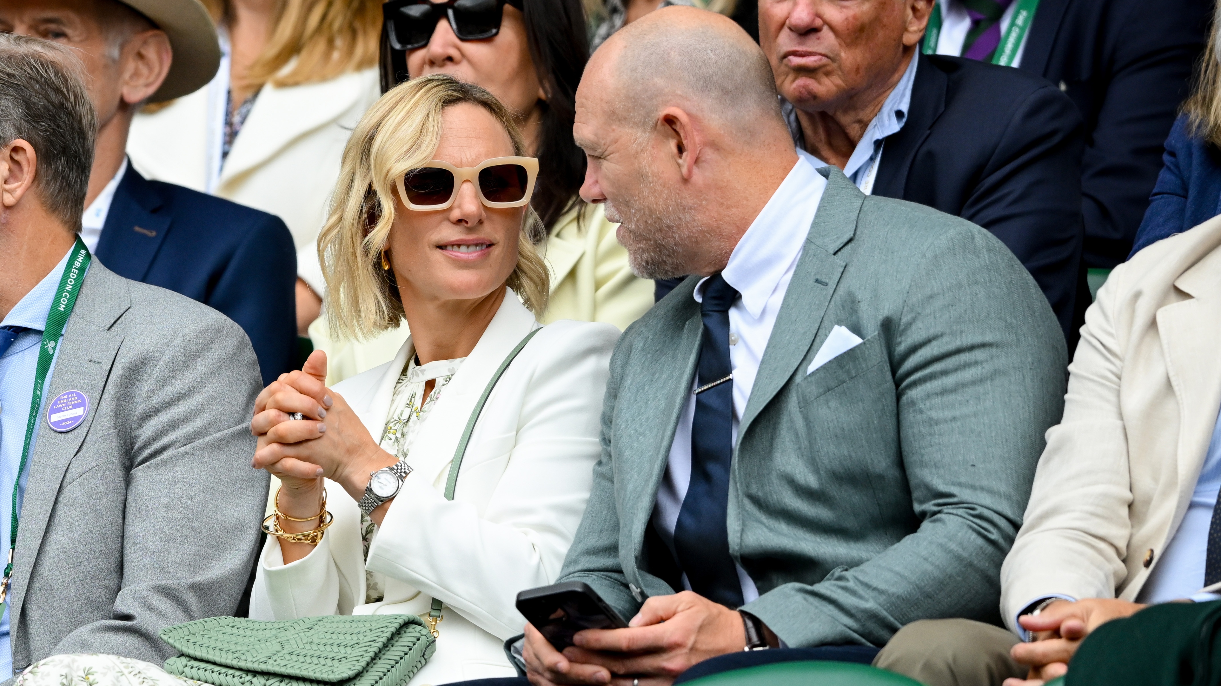 Zara Tindall a Mike Tindall sedí na svých místech v den desátého dne tenisového mistrovství Wimbledonu 2024