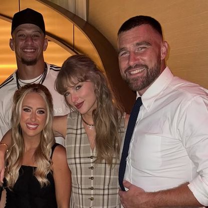 Taylor Swift poses with her Kansas City Chiefs friends while out to dinner