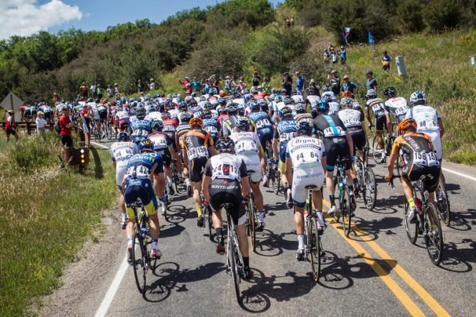 The peloton almost to the first KOM of the day.