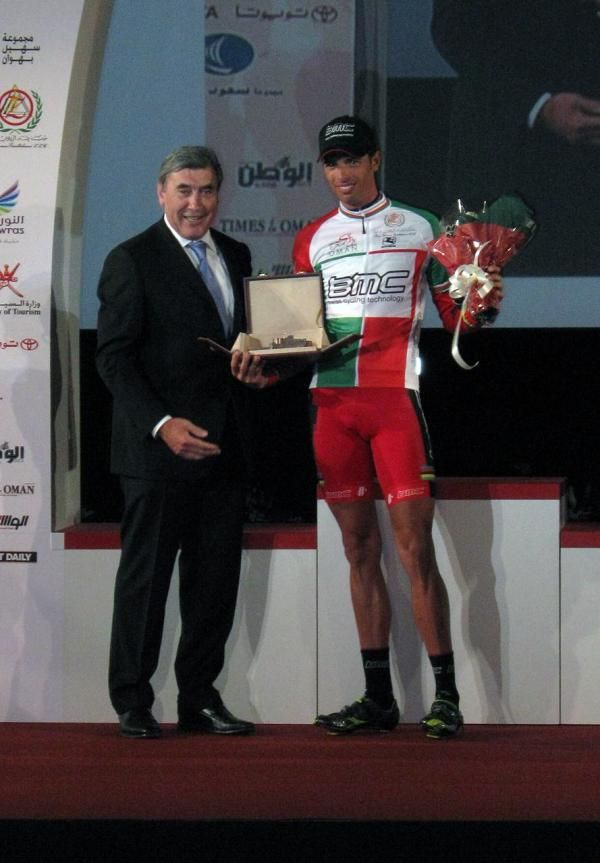 Eddy Merckx present Alessandro Ballan (BMC) with the most aggressive rider jersey