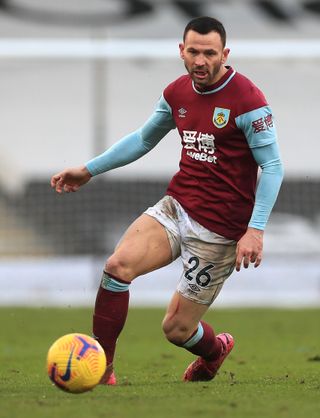 Burnley defender Phil Bardsley has signed a new contract with the club.