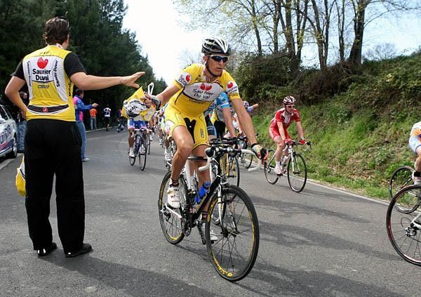 Ermanno Capelli (Saunier Duval-Scott) in the feed zone.