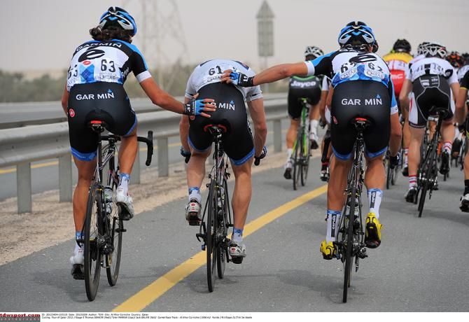 Thomas Dekker and Jack Bauer help Tyler Farrar after a crash