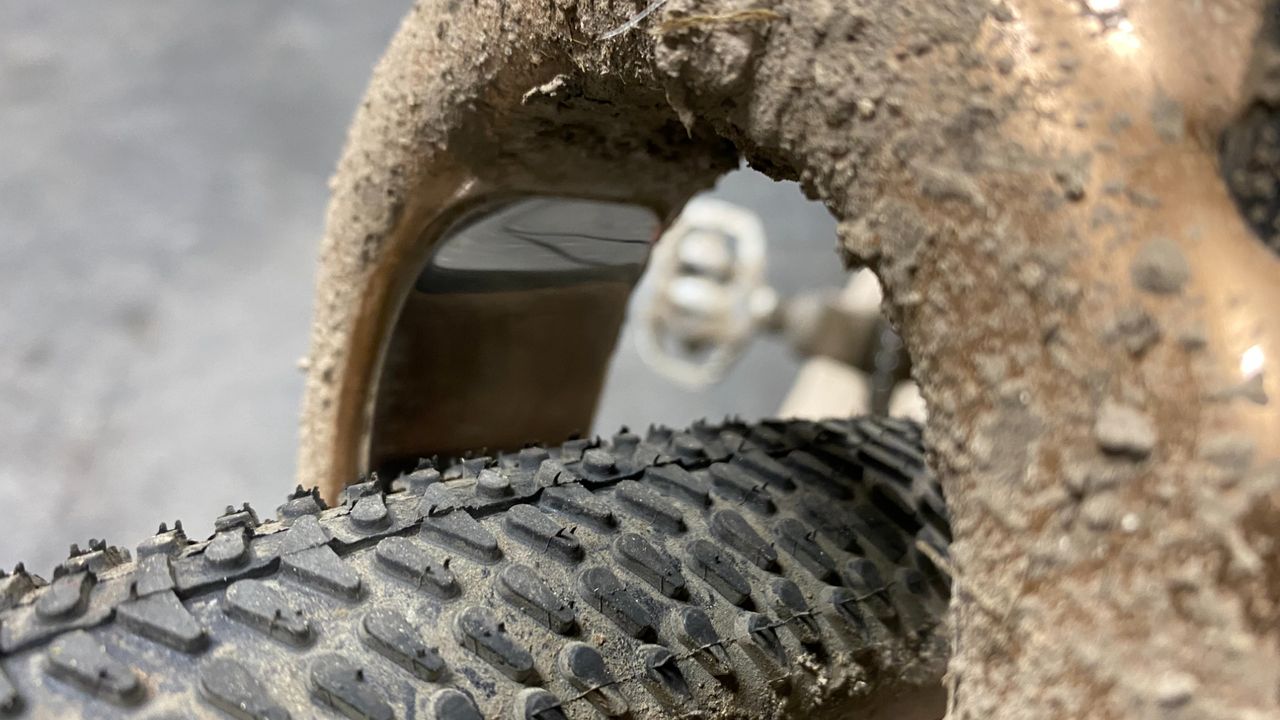 Tire clearance of the Salsa Stormchaser fork