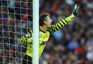 Edwin van der Sar in action for Manchester United against Barcelona in the 2011 Champions League final.