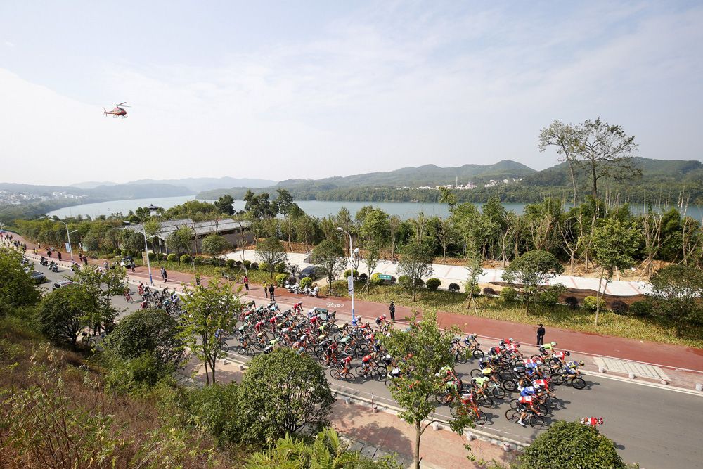 The peloton follows the river