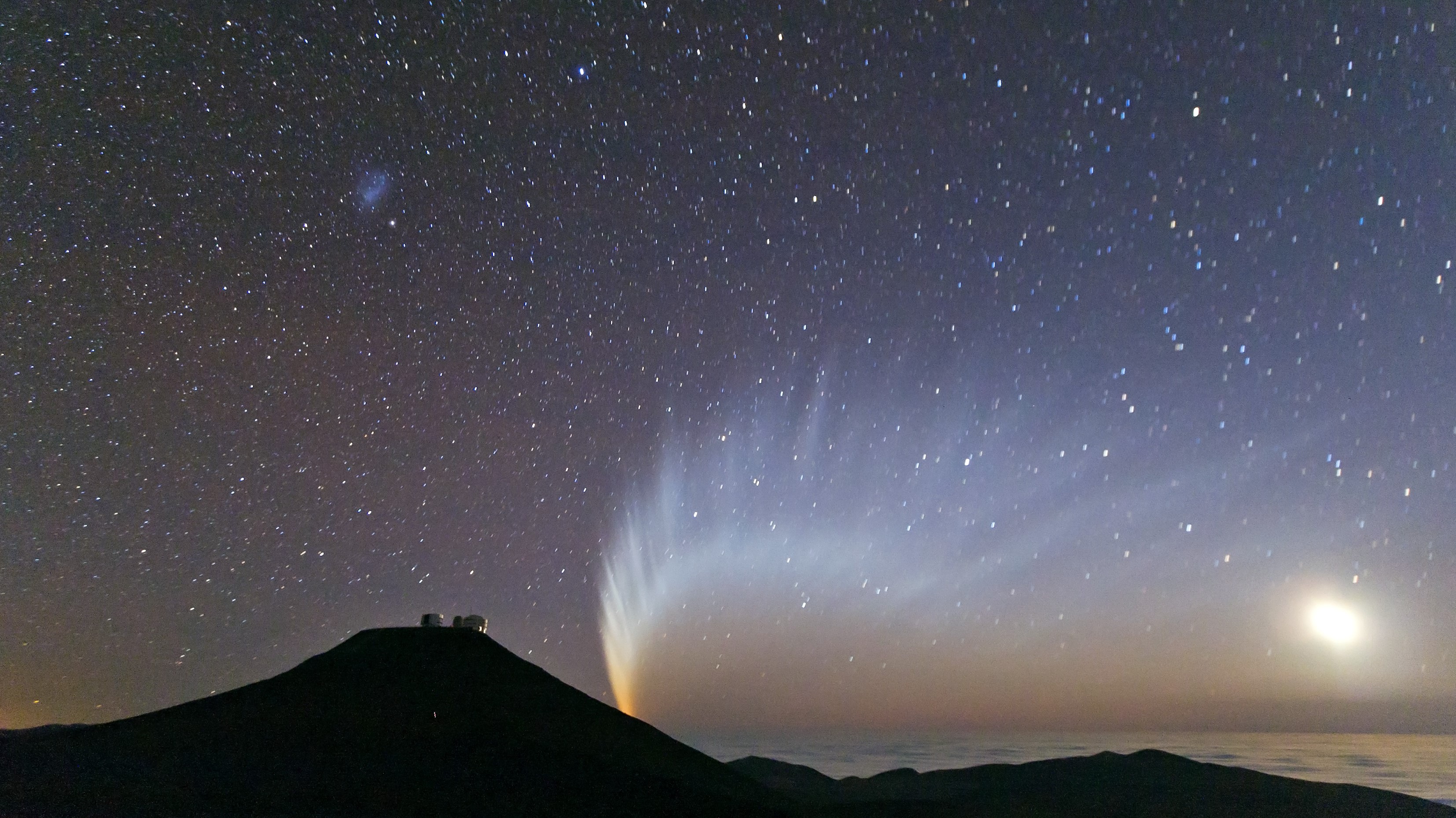 Comet McNaught behind Mount Paranal in January 2007.