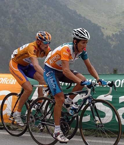 Roberto Heras (Liberty Seguros) is flanked by race leader Denis Menchov.