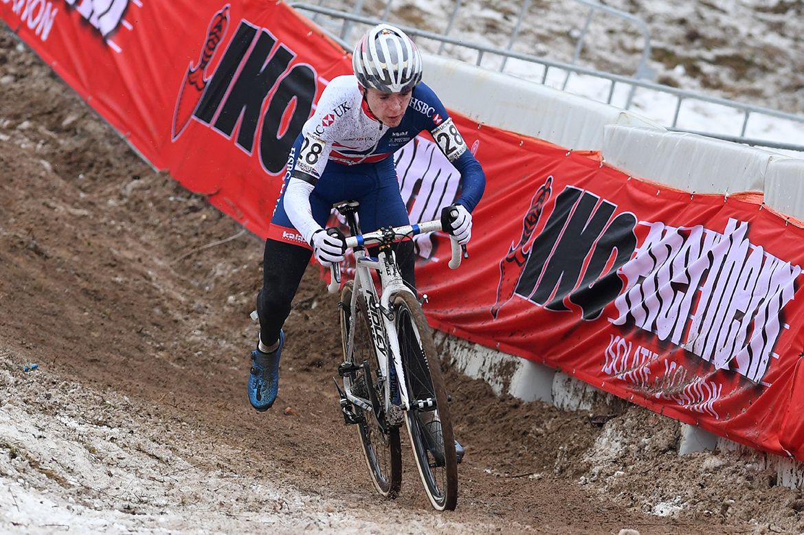 Tom Pidcock in control on the descent
