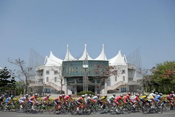 The peloton passes a stadium in Taiwan
