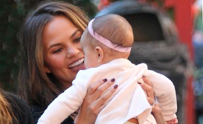 chrissy-teigen-and-baby