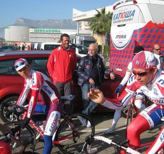 Mario Cipollini studies the form of the Katusha riders before a training ride