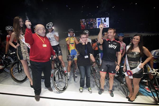 Cover your ears! Derny legend Joop Zijlaard and Chris Hoy fire starting guns