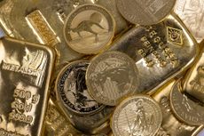 A selection of gold bars and one-ounce gold coins arranged at Gold Investments Ltd. bullion dealers in London, UK