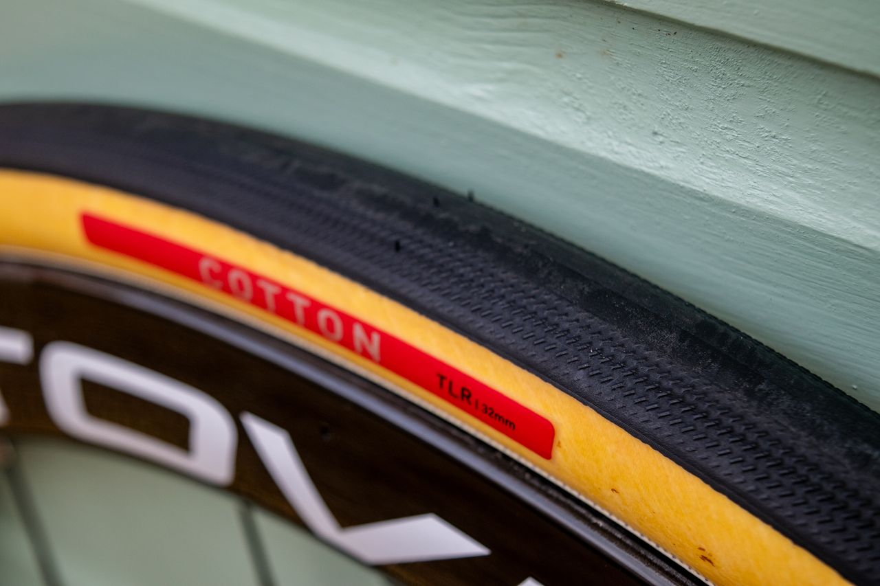 A 32m Specialized Cotton TLR tyre