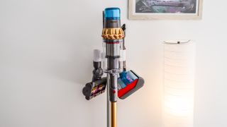Attachments and tools of the Dyson V15s Detect Submarine Complete hanging from the Free Dok Multi