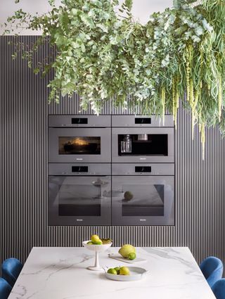a handleless oven with a knock opening system