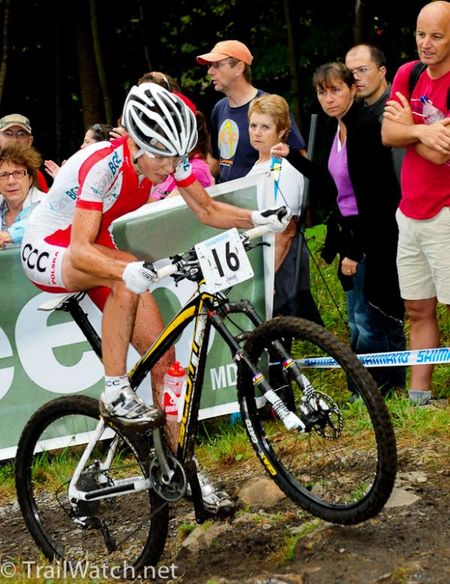 Maja Wloszczowska (Poland) with a 10-second lead on the field