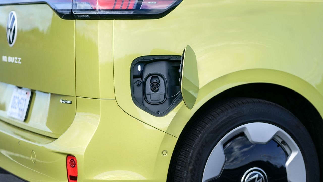 2025 Volkswagen ID. Buzz Pro S Plus 4MOTION test drive.