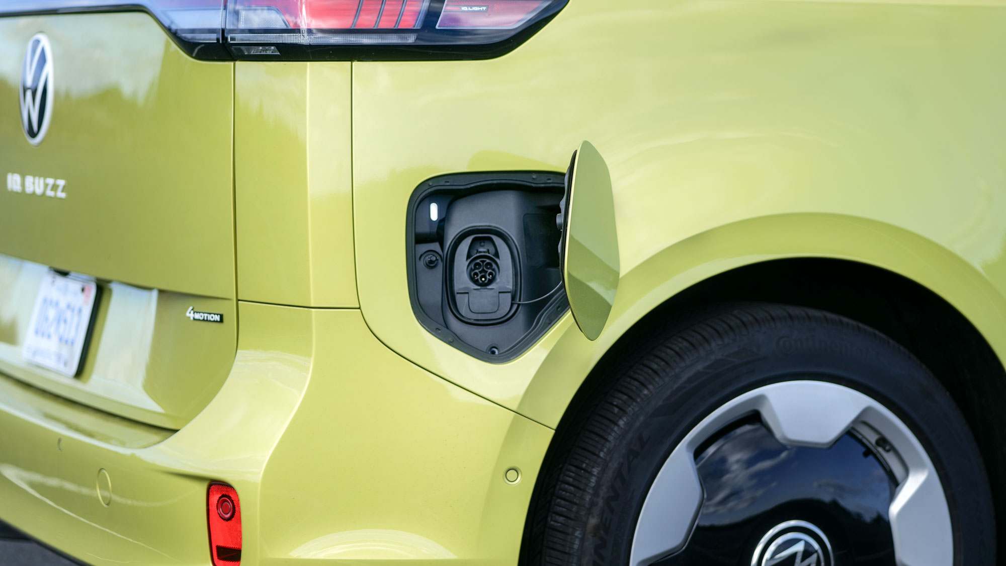 2025 Volkswagen ID. Buzz Pro S Plus 4MOTION test drive.
