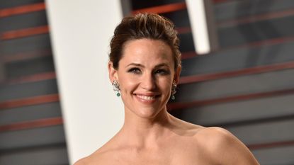 BEVERLY HILLS, CA - FEBRUARY 28: Actress Jennifer Garner arrives at the 2016 Vanity Fair Oscar Party Hosted By Graydon Carter at Wallis Annenberg Center for the Performing Arts on February 28, 2016 in Beverly Hills, California. (Photo by John Shearer/Getty Images)