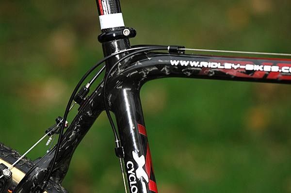 The carbon top tube flows gracefully