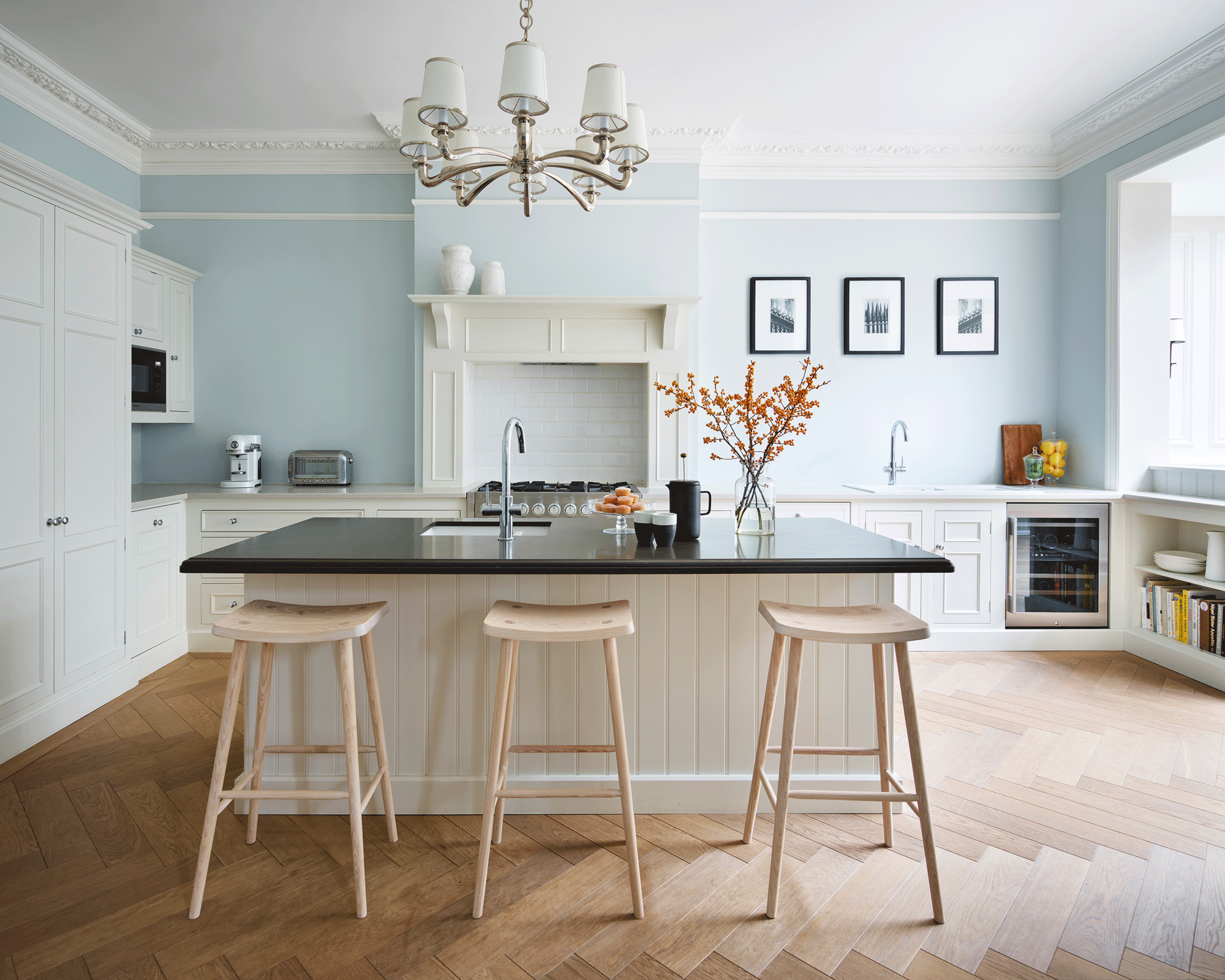 白色厨房,蓝色墙壁和岛台与黑色台面