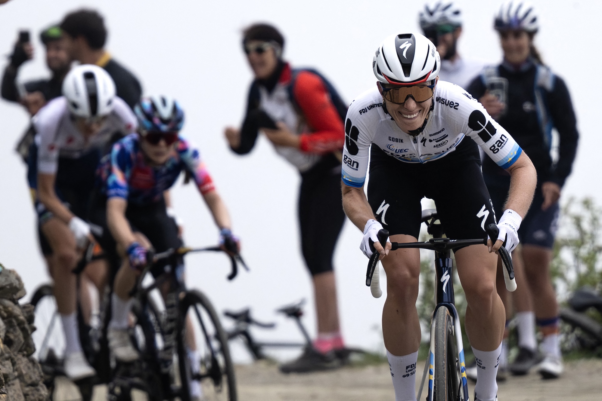 FDJ SUEZ' Dutch rider Demi Vollering climbs the Colle delle Finestre mountain pass as she competes in the 8th stage of the Giro d'Italia Women 2026