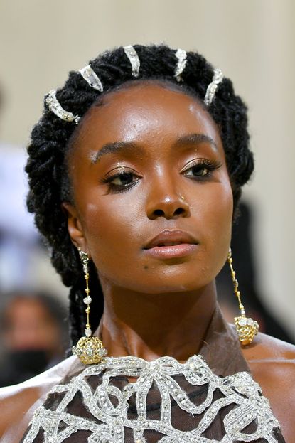  Kiki Layne’s Glitter-Embellished Headband 