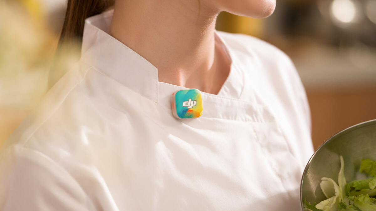 DJI Mic Mini 2S lifestyle image on lapel of chef