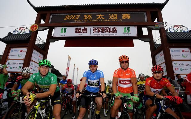 Riders at the start line.
