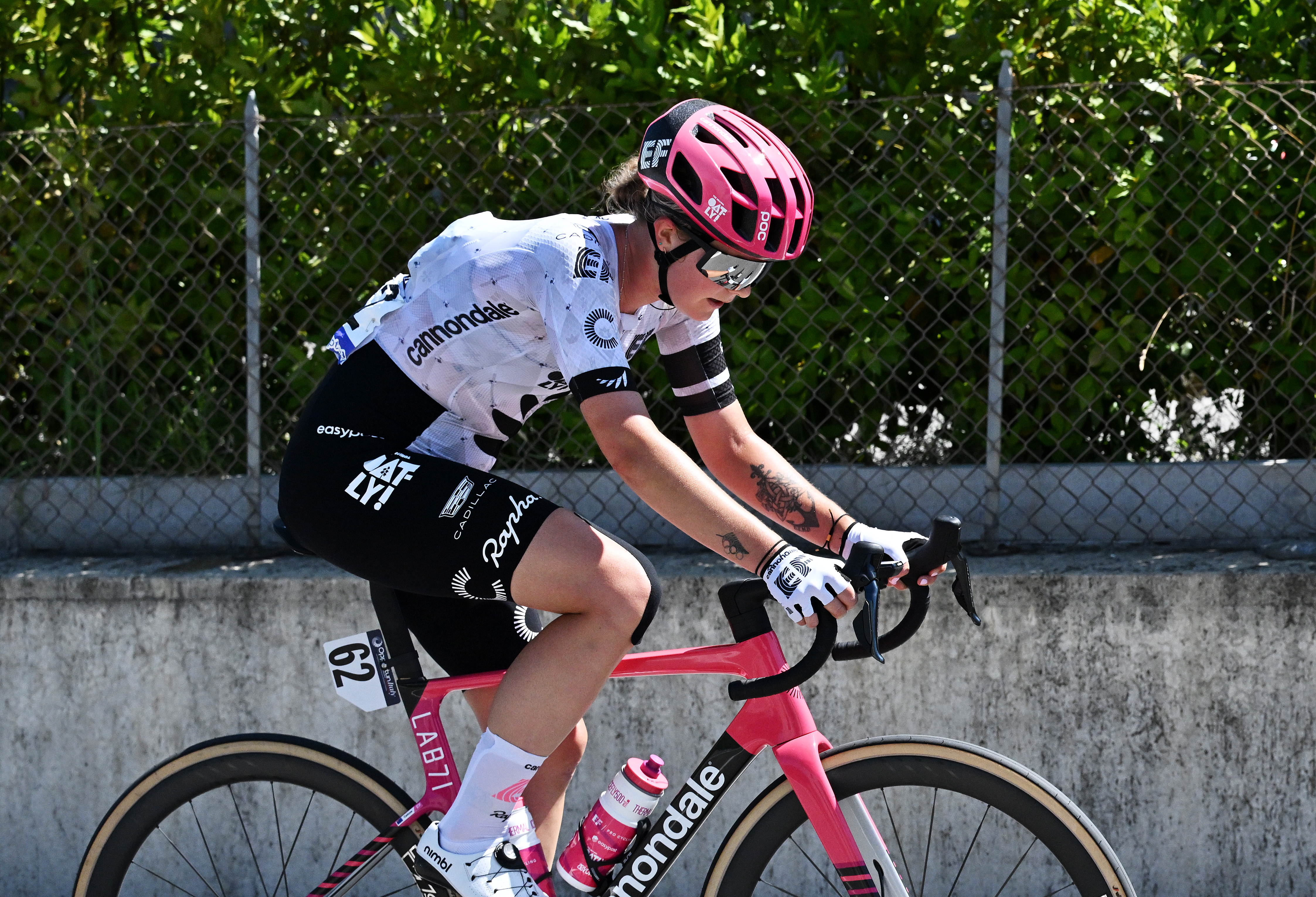 Kim Cadzow riding in the New Zealand jersey for EF Education-Oatly